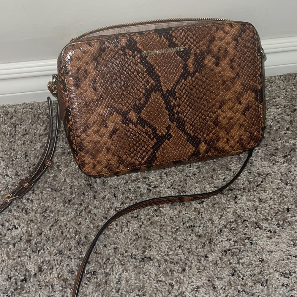 MK cross body